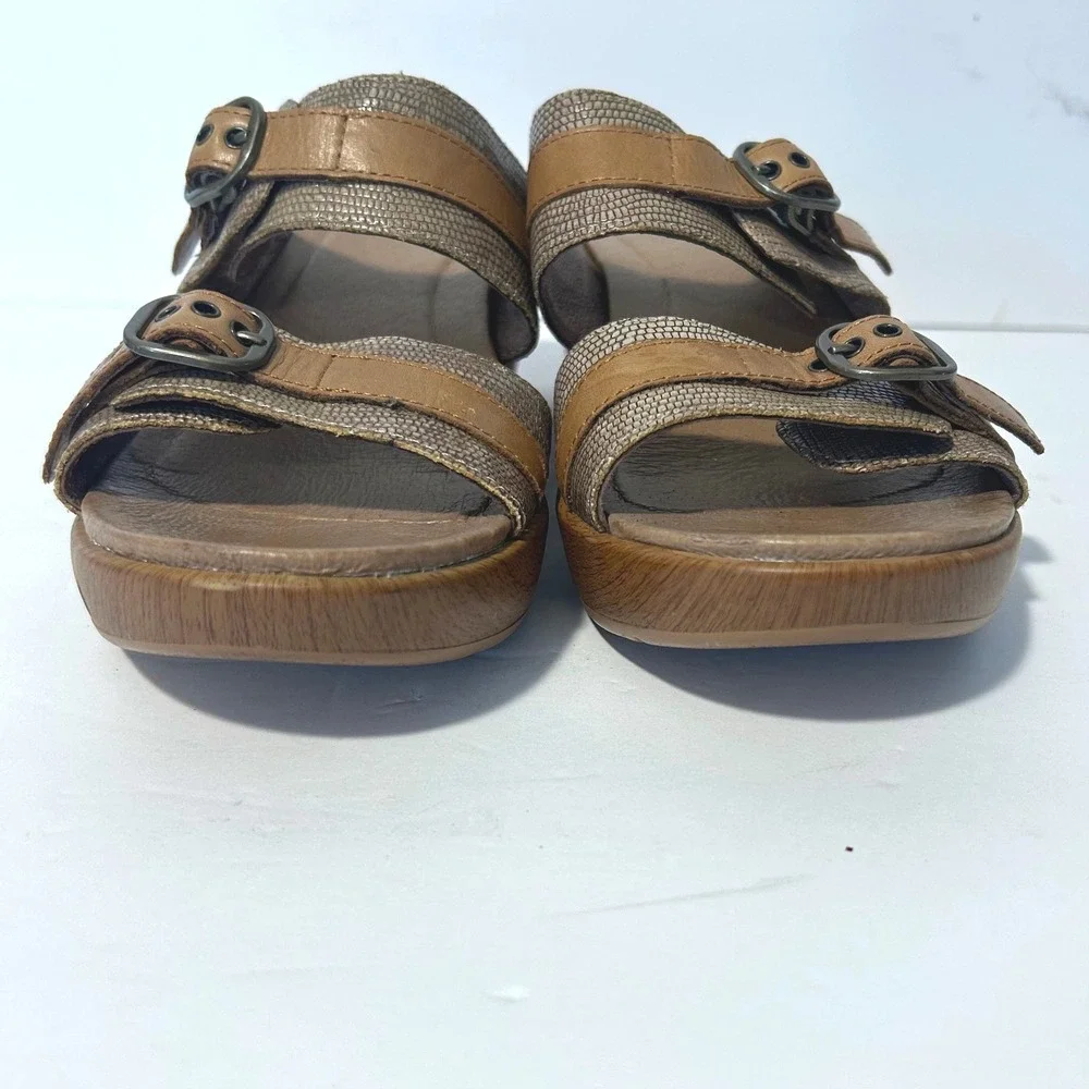 Dansko Jessie Sandals Women 40 9.5 Sand Lizard Wedge Slip On Strappy Slide Clogs